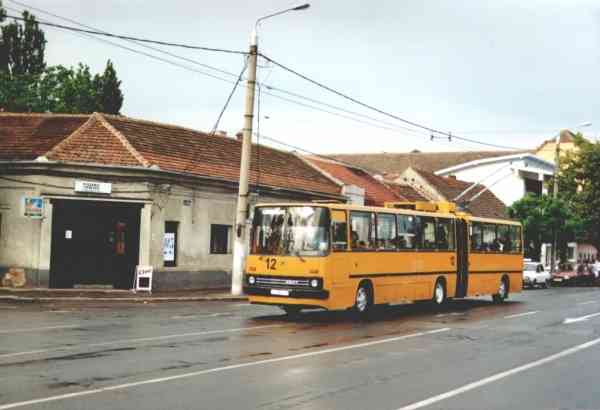 Ehemaliger Eberswalder Gelenkobus Nr. 020 vom ungarischen Typ Ikarus 280.93 in
Timisoara/RO mit der Wagen-Nr. 12 am 31.05.2001